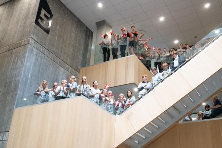 Fest i hallen på Midtbyens Gymnasium unge med flag