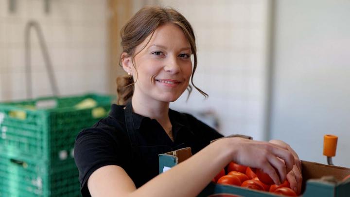 Elev i køkken ved gastronomi og sundhed Viborg