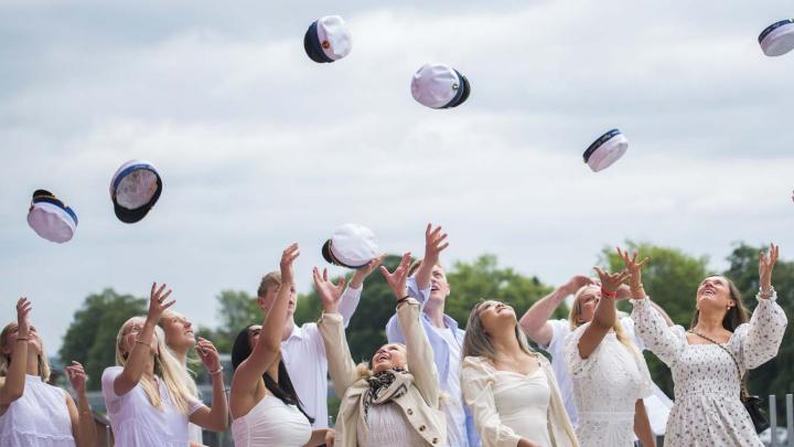 Studenter fra Midtbyens Gymnasium kaster huer op