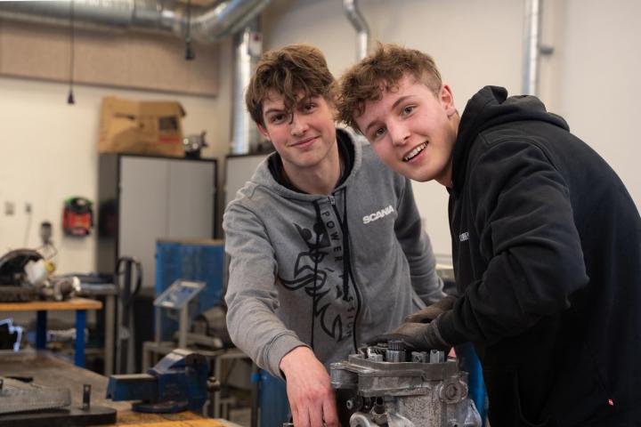 To EUX elever arbejder på værkssted