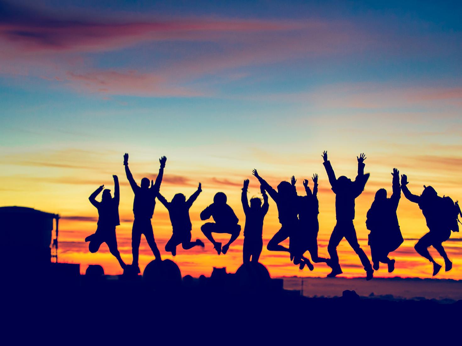 Elever i aftensolen hopper af glæde 