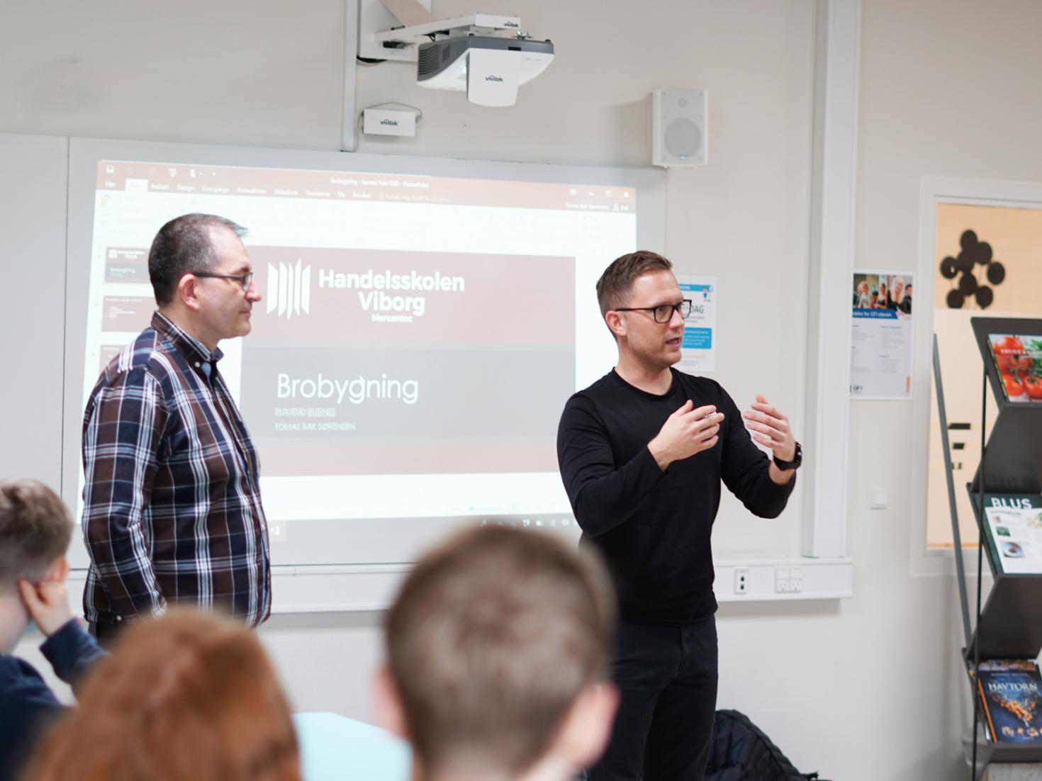 Underviser fortæller om brobygning på Mercantec