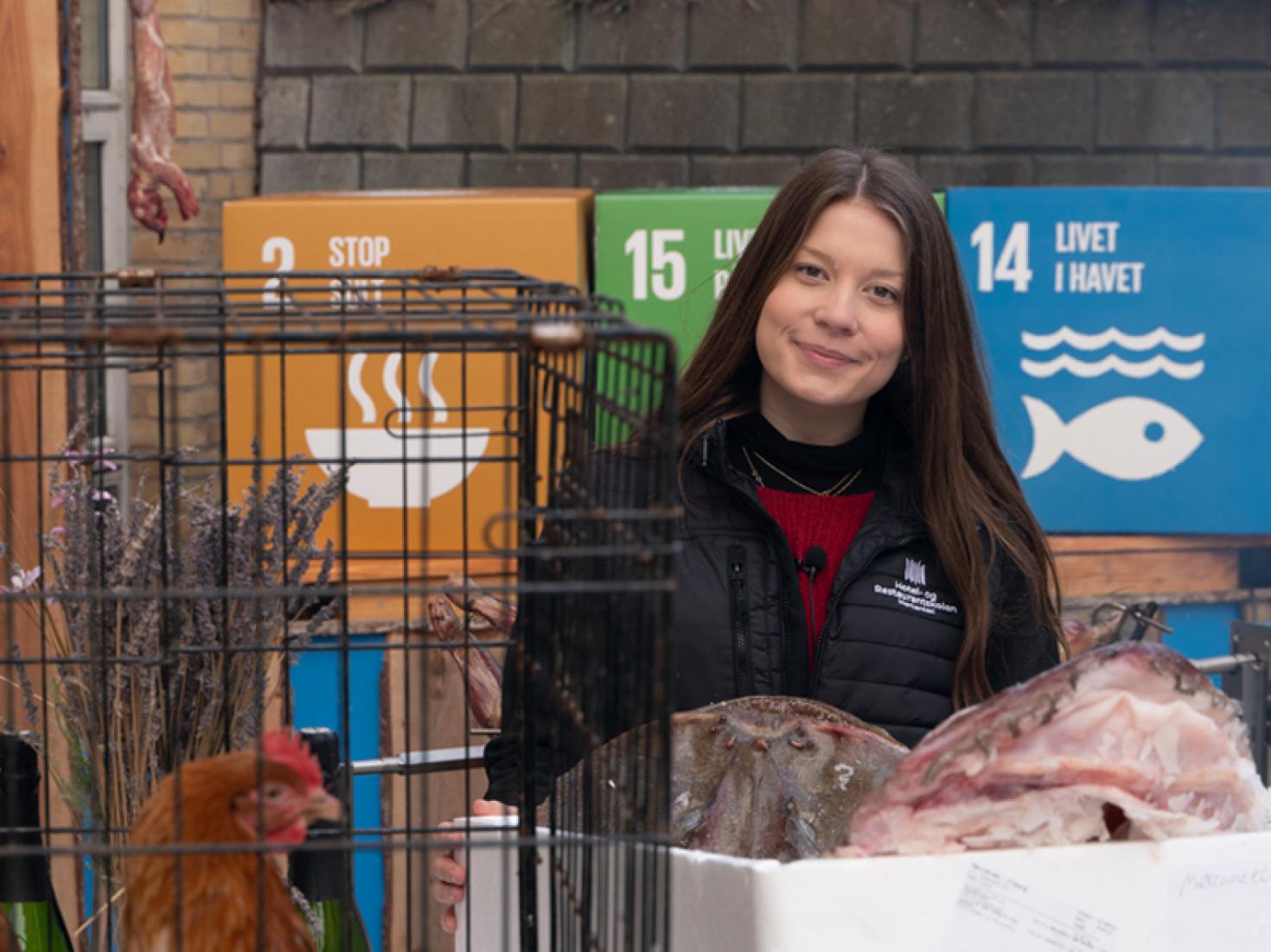 Elev fra Mercantec laver mad i det fri