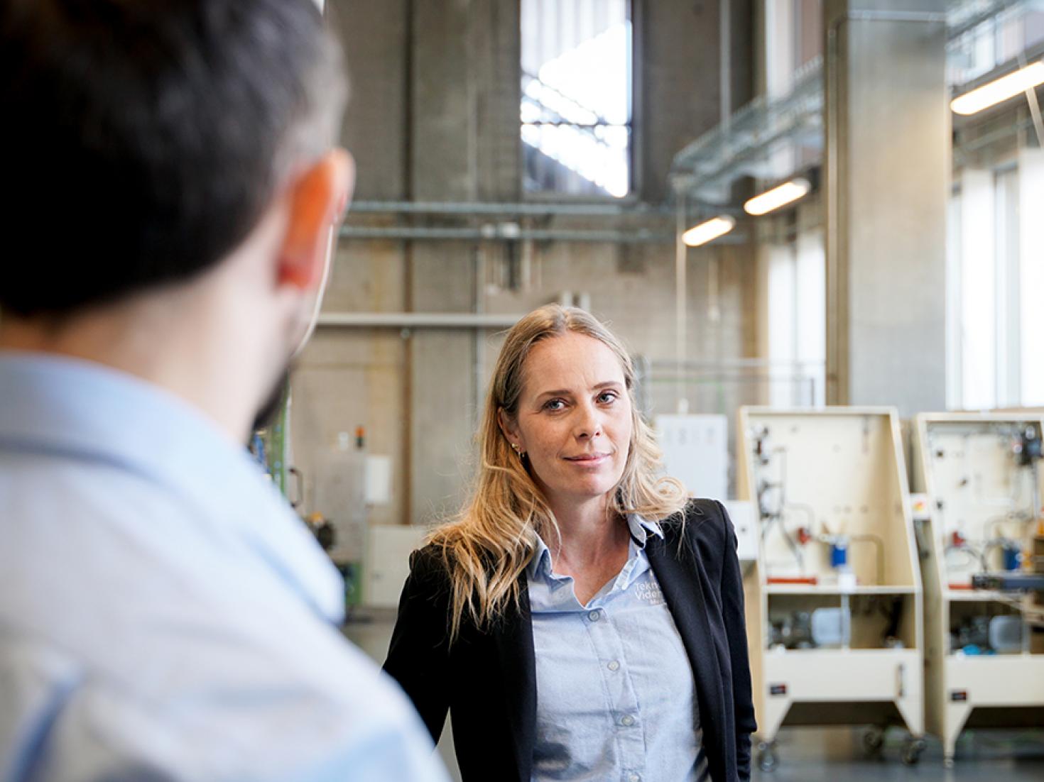 Konsulent taler i maskinhal