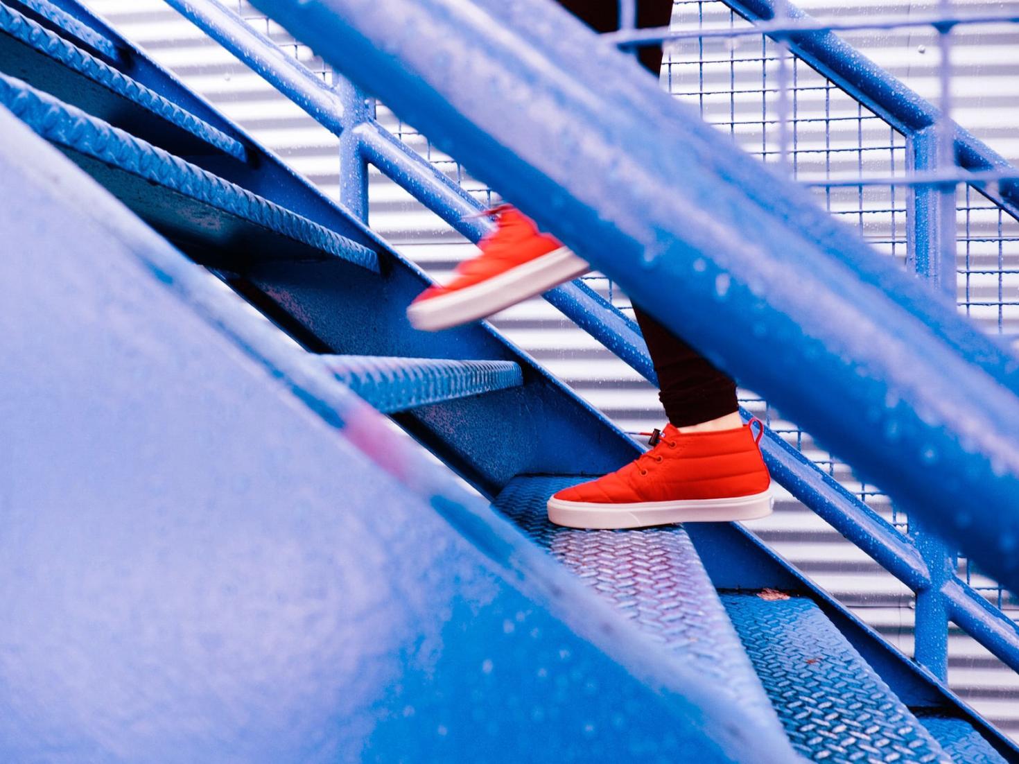 Gummisko går op af trappe 