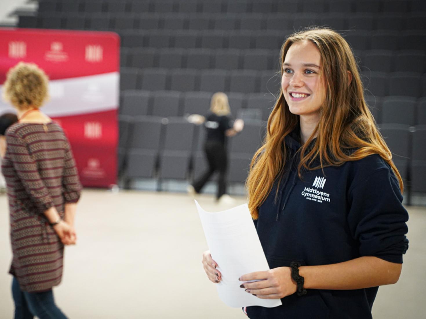 Elve tager imod gæster 