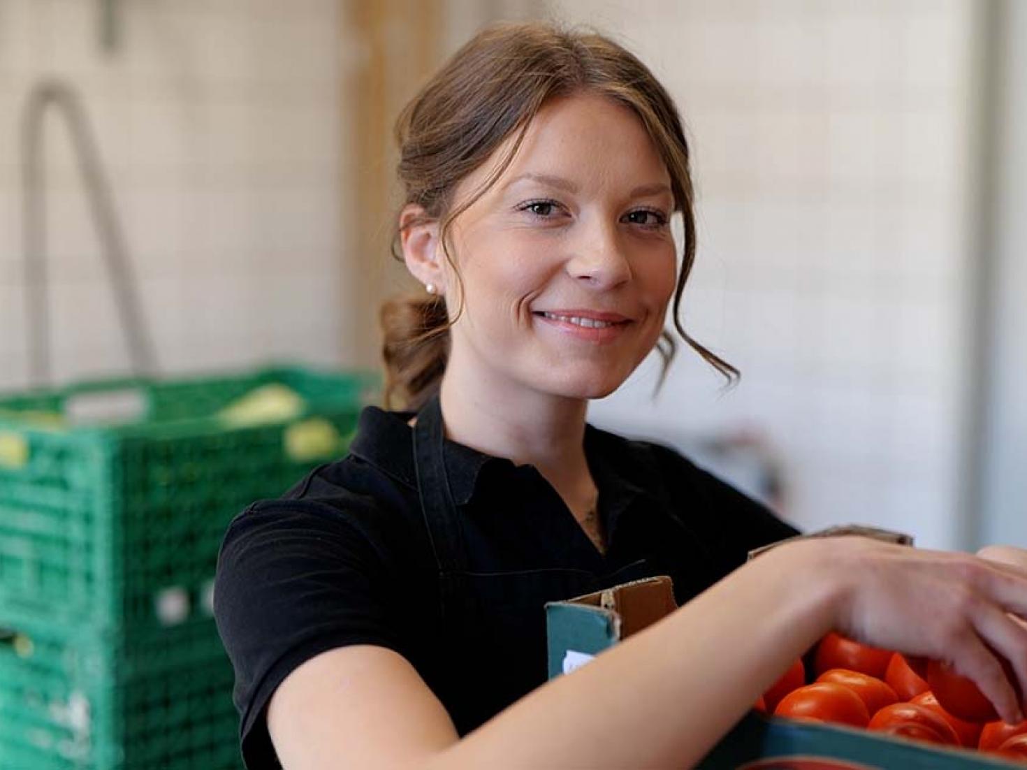 Elev i køkken ved gastronomi og sundhed Viborg