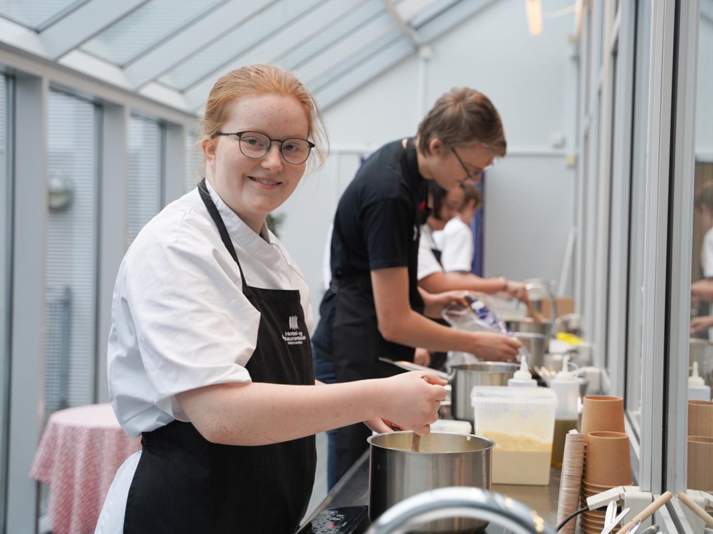 Kvinde elev laver mad kokkeuddannelsen 