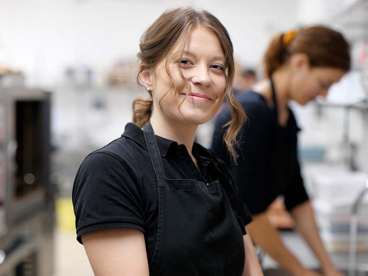 Elev ernæringsassistent i køkken ude på lærepladsen 