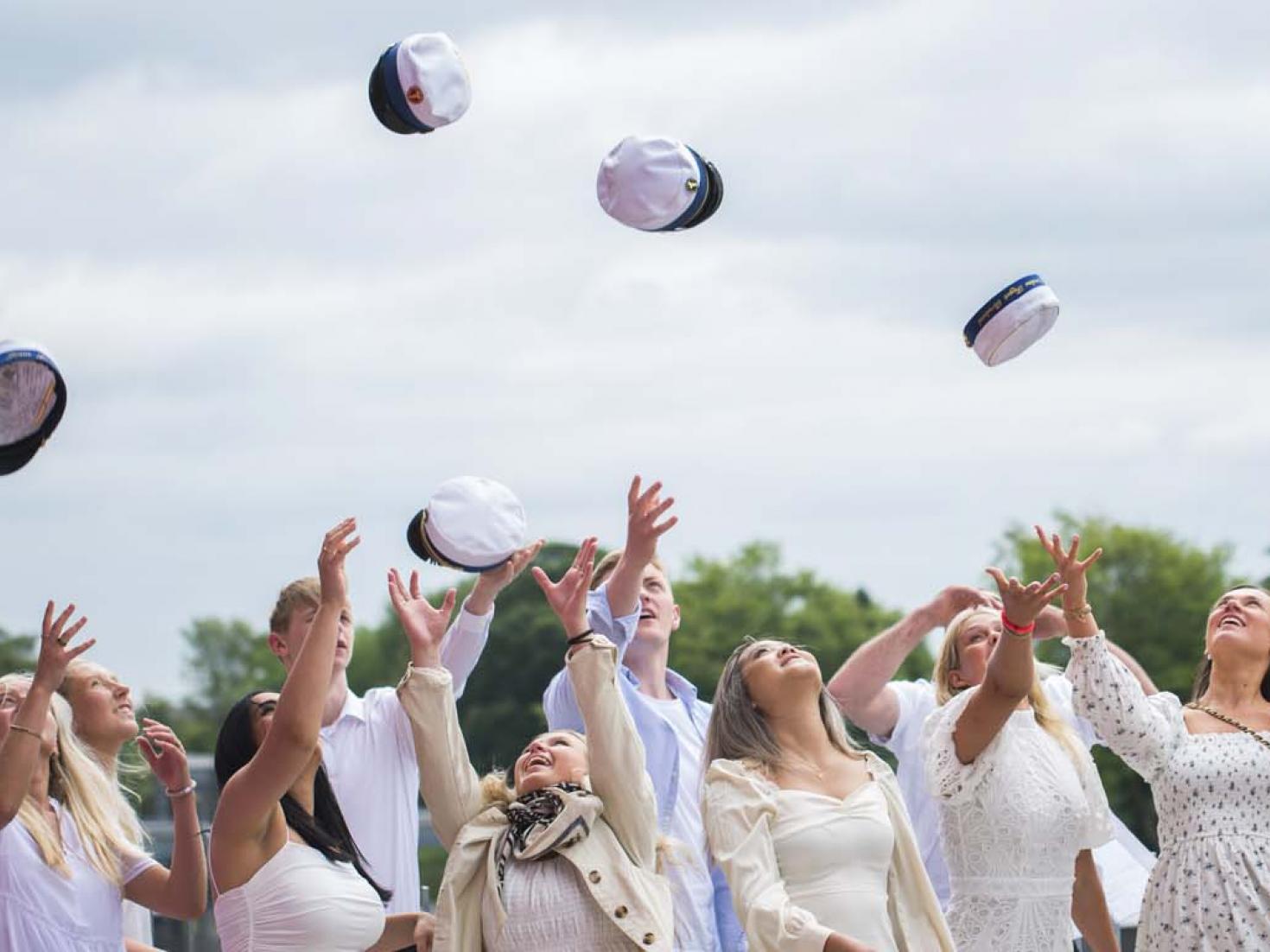 Studenter fra Midtbyens Gymnasium kaster huer op