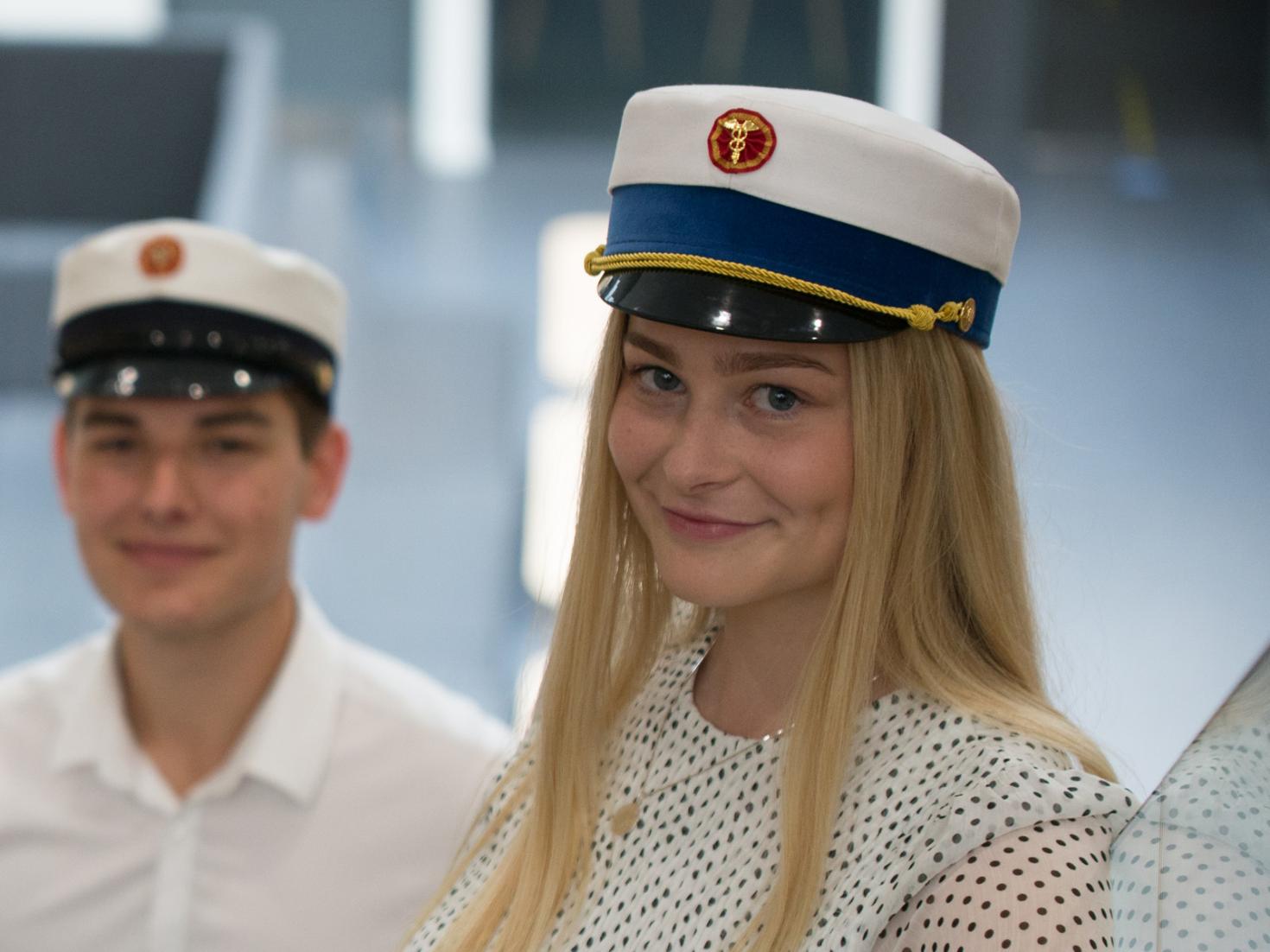 HHX student smiler på trappe 