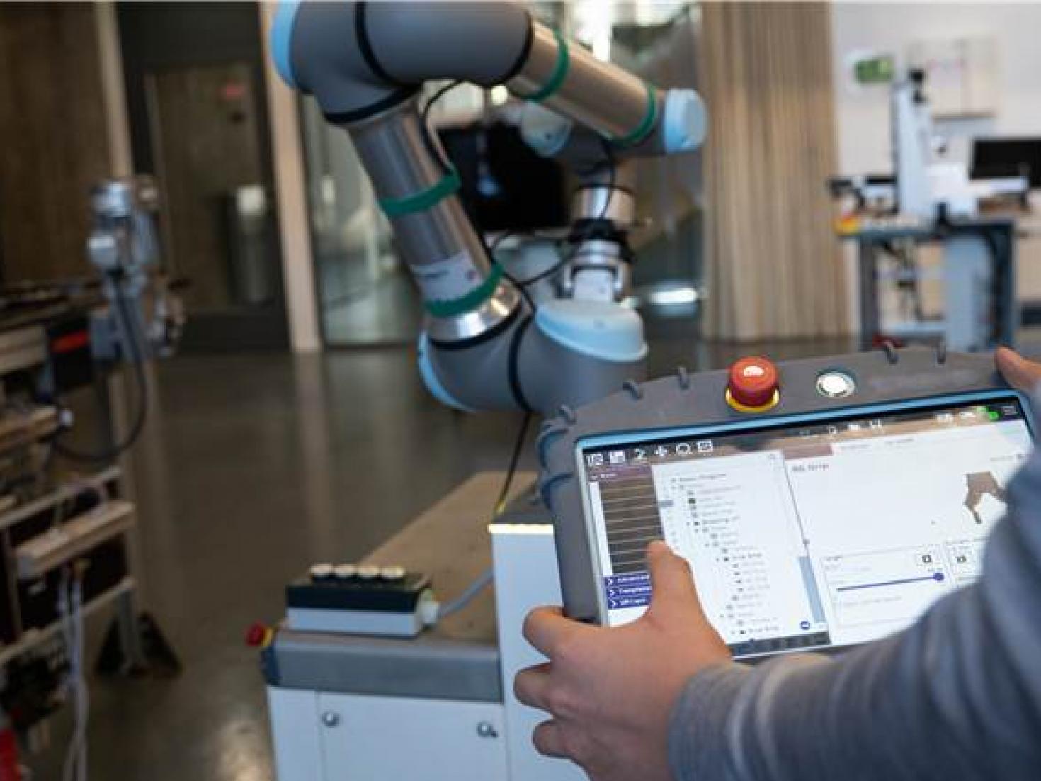 Maskinhal automatik elev står ved robot