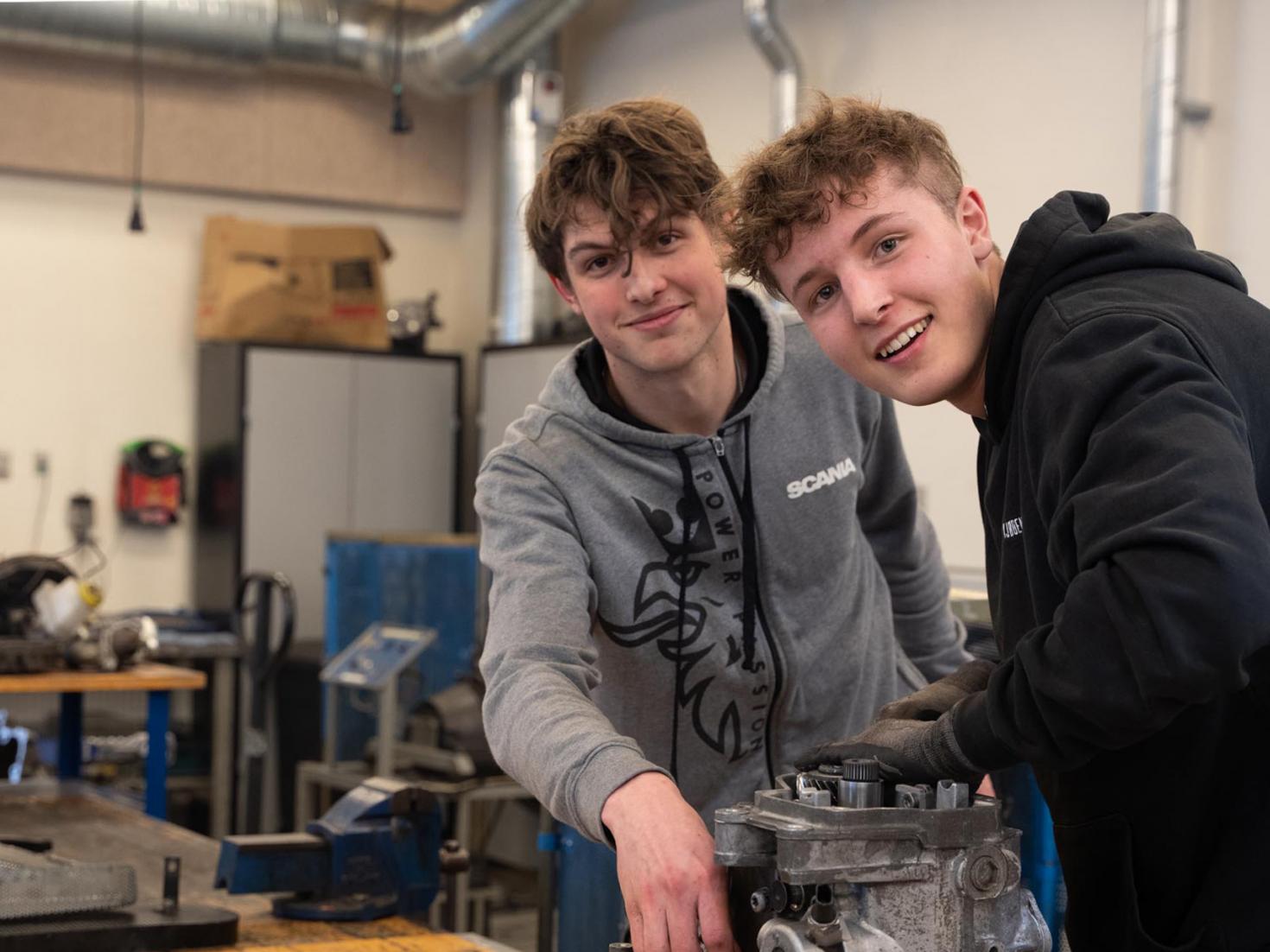 To EUX elever arbejder på værkssted