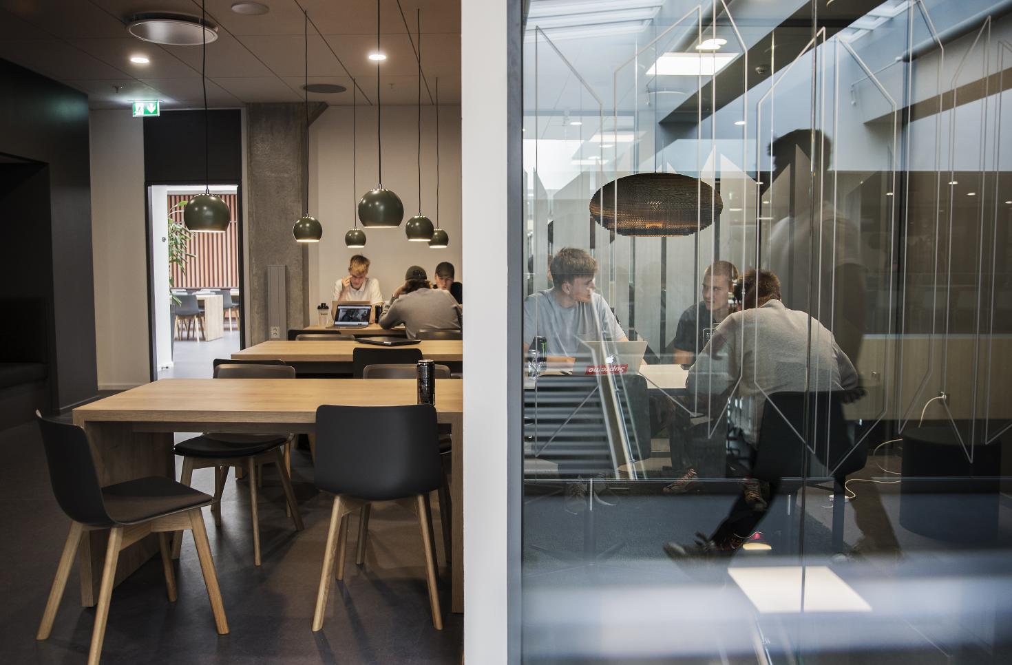 Elever læser på gymnasiet 