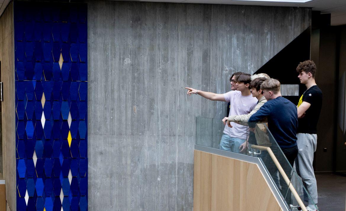Kunstværk Midtbyens Gymnasium gruppe ser værket