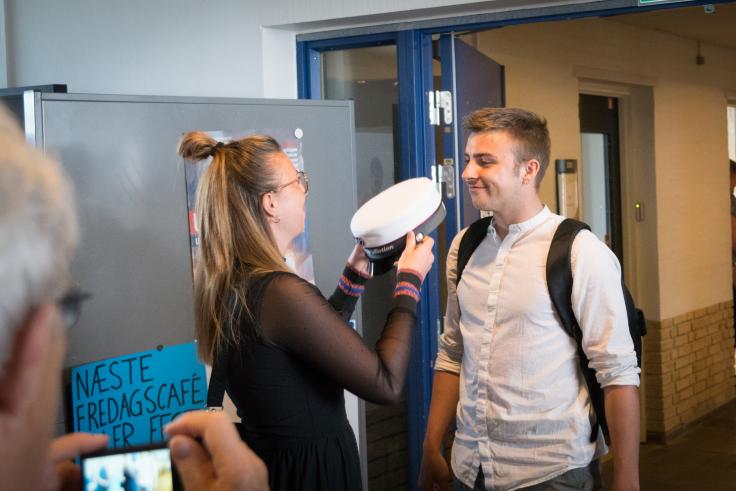 Storesøster satte huen på den første EUX-student 