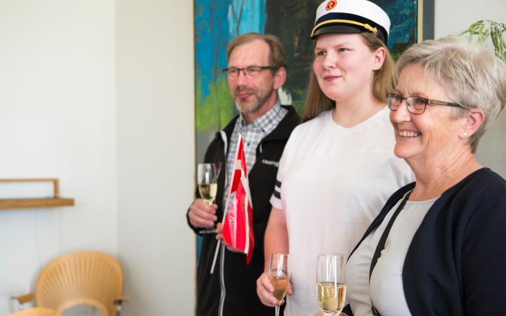 Glade HHX- og HTX -studenter fik de første huer på 