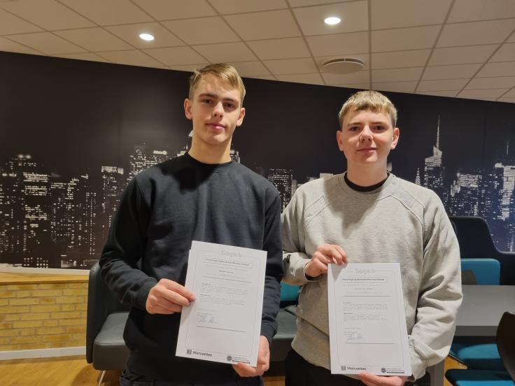 Ros, skulderklap og 5000 kroner: To elektrikerlærlinge får flidspræmie 