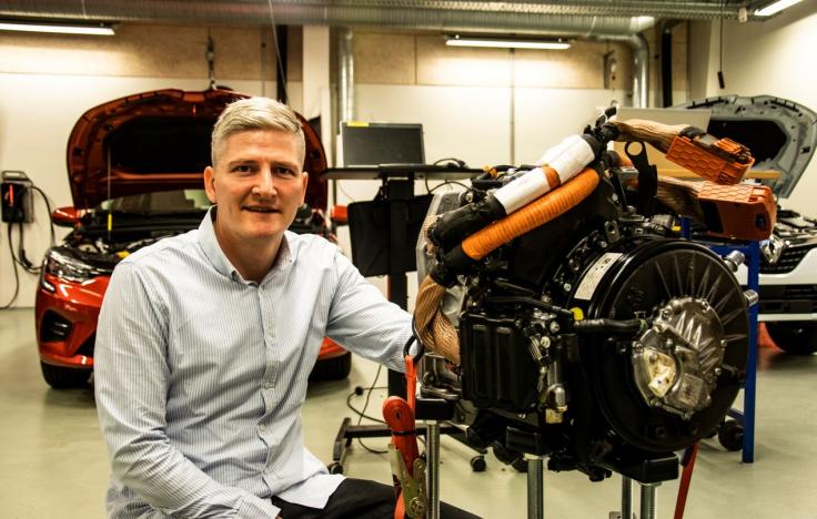 Bilentusiastens drømmejob: Her er der plads til Kaspers passion for biler