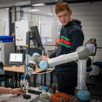 Automatik uddannelsen elever ved robotudstyr Mercantec Viborg