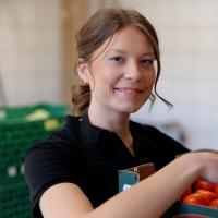 Elev i køkken ved gastronomi og sundhed Viborg